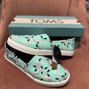 Toms Green Sneakers with Elastic Slip-On Design